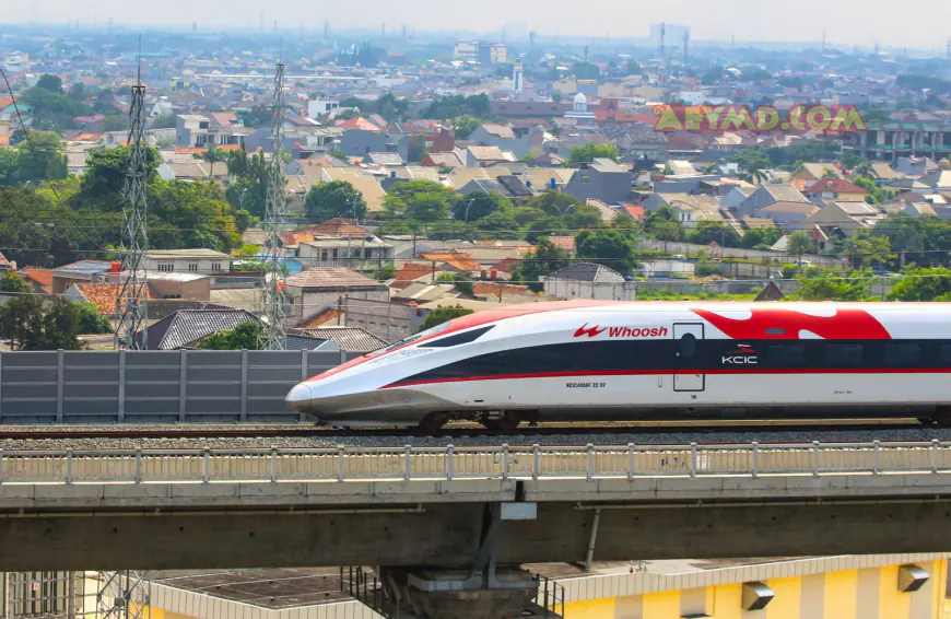 5.500 Penumpang Pertama Naik Kereta Cepat Whoosh dari Stasiun Karawang